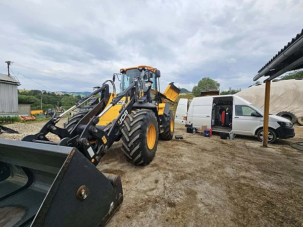 SERVIS JCB 427